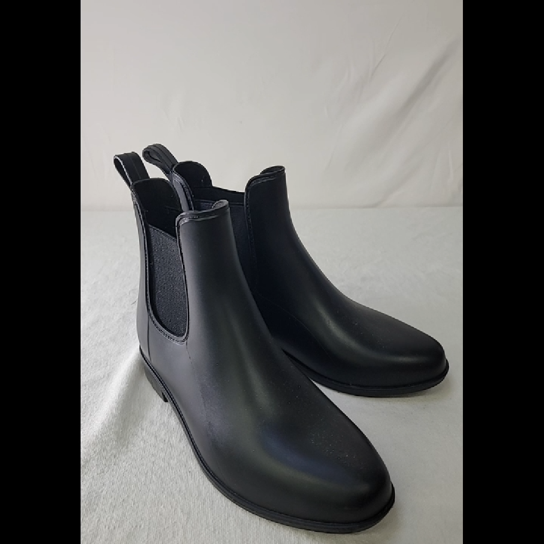 Chic Black Chelsea Boots