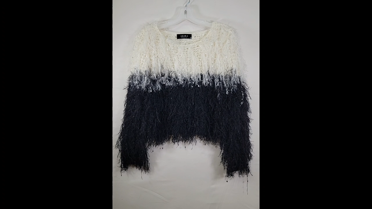 AKIRA Sweater Size M