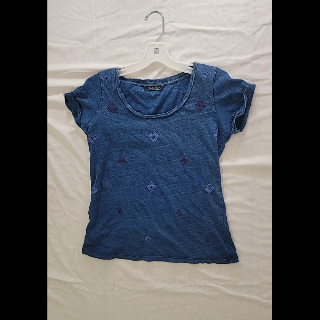 Stylish Dark Blue T-Shirt with Decorative Pattern Size S