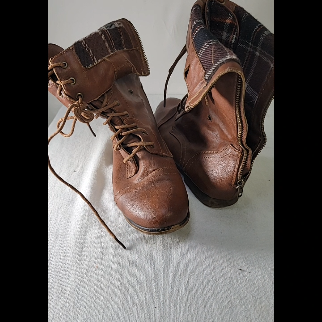 Stylish Brown Leather Boots with Plaid Lining Size 8
