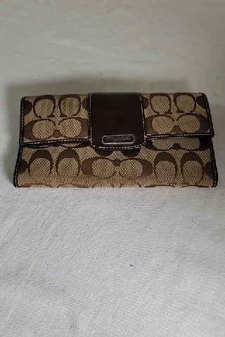 Coach Women's Wallet - Classic Style