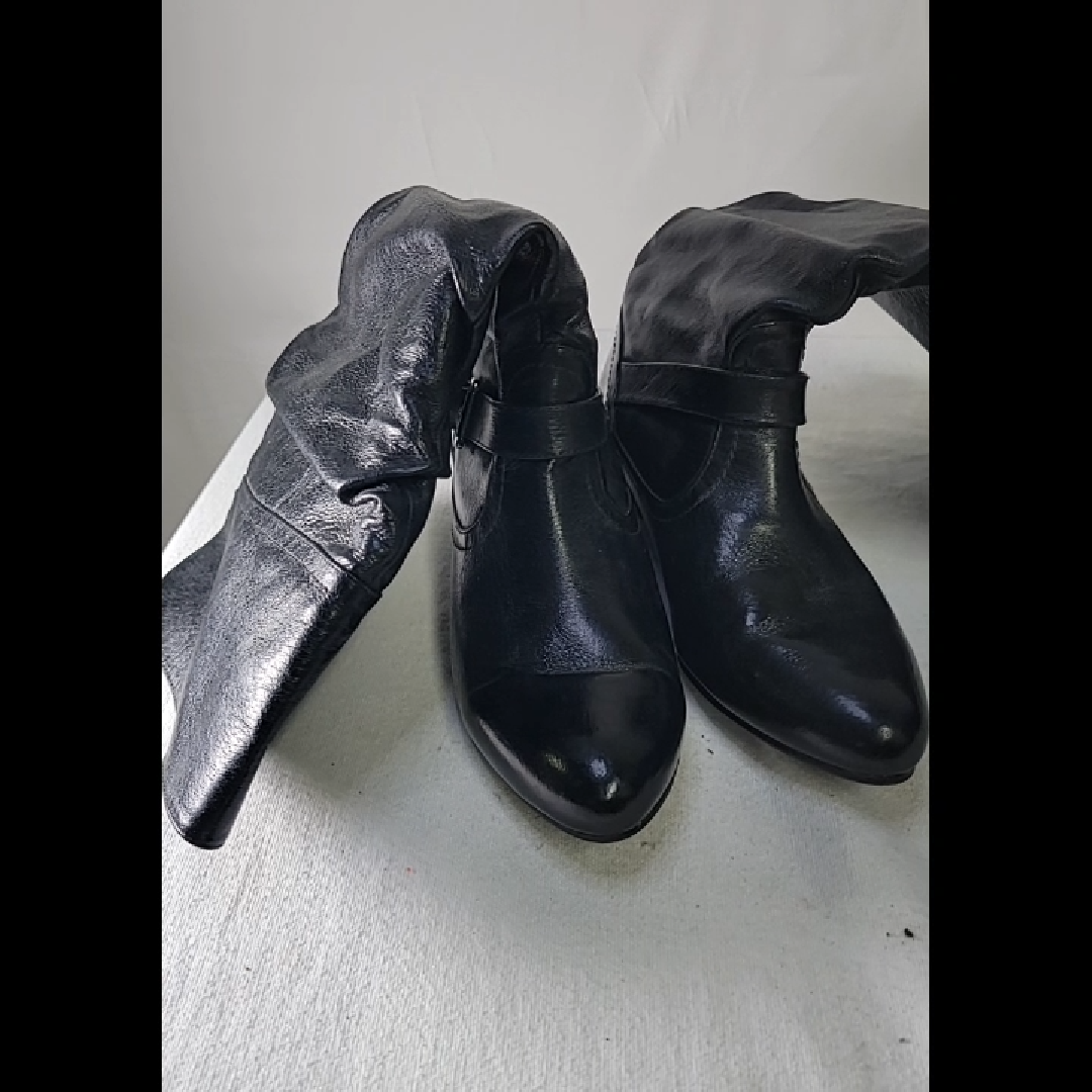 Stylish Black Leather Boots Size 8.5